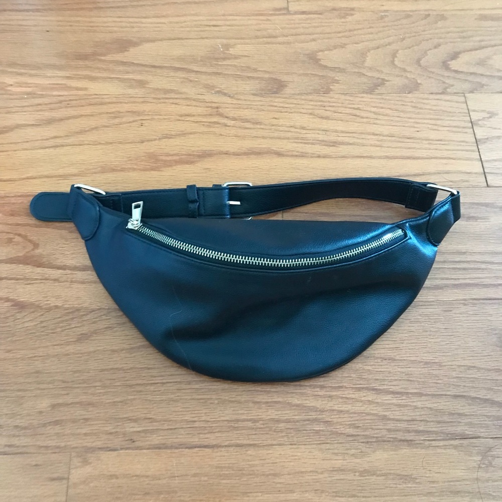 Black fanny pack